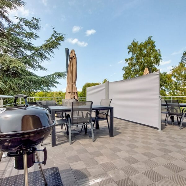 La terrasse avec barbecue, salon de jardin et parasols des Gîtes Le Chêne Pommier à Fatouville-Grestain dans l'Eure en Normandie