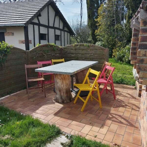 Espace repas à l'extérieur dans le jardin du Gîte La Chasse en Seine-Maritime en Normandie à Anglesqueville-la-Bras-Long