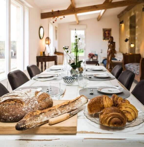 Grande table du Gite La Bastide en Dordogne proche de Bergerac en Nouvelle Aquitaine