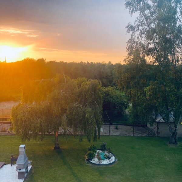 Un coucher de soleil depuis le jardin des Gîtes Le Chêne Pommier à Fatouville-Grestain dans l'Eure en Normandie