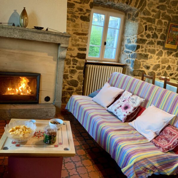 Salon avec cheminée dans le Gite les Meuhs dans le Puy de Dome en Auvergne Rhone Alpes proche de Clermont Ferrand