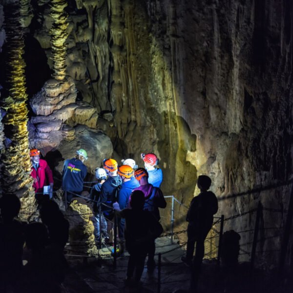 un groupe en visite de la grotte Aven Armand