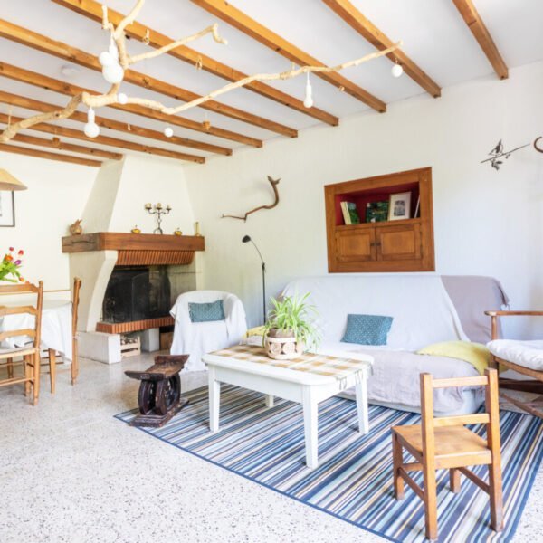 Salle à manger des Gîtes Estuvi à Chemenot dans le Jura en Bourgogne-Franche-Comté