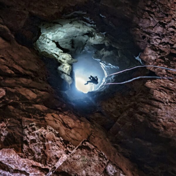 Une descente en rappel de la Grotte de l'Aven Armand à Hures-la-Paradeen Lozère en Occitanie