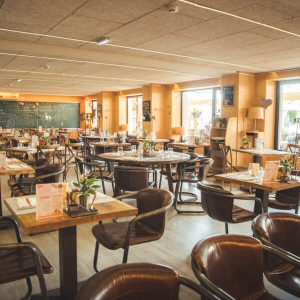 La salle de l'auberge du Hortz au Domaine du Hirtz à Wattwiler en Alsace dans la région Grand-Est