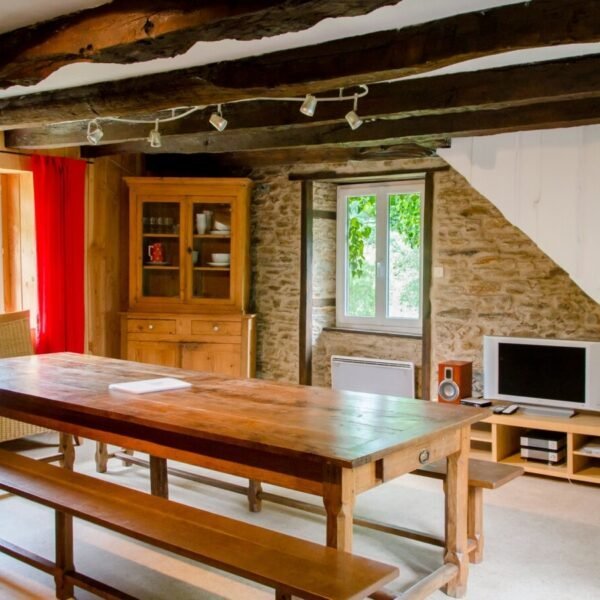 La salle à manger du Gîte de groupe Moulin de la Jarousse à Jarousse en Dordogne en Nouvelle-Aquitaine