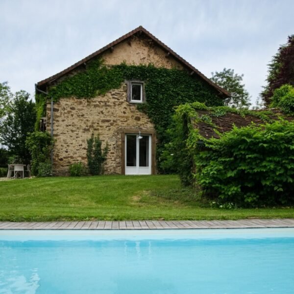 La piscine et la façade Gîtes du Moulin de la Jarousse à Jarousse en Dordogne en Nouvelle-Aquitaine