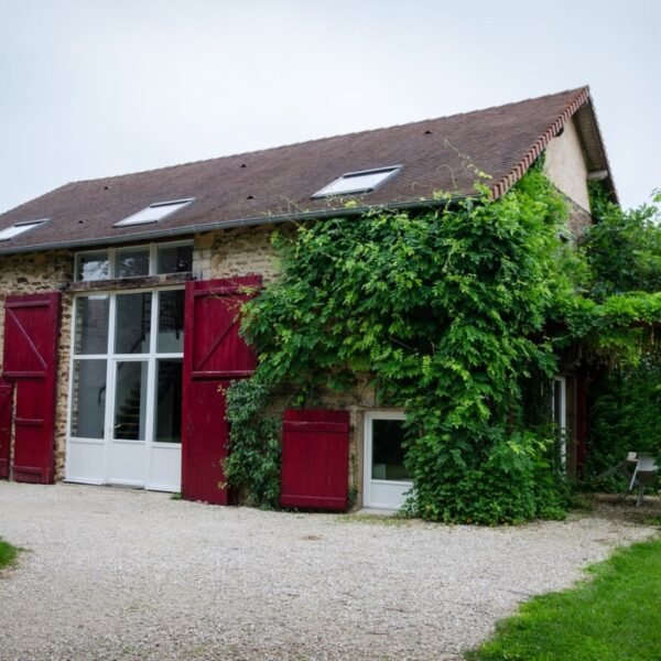 La façade et la piscine du Gîtes du Moulin de la Jarousse à Jarousse en Dordogne en Nouvelle-Aquitaine