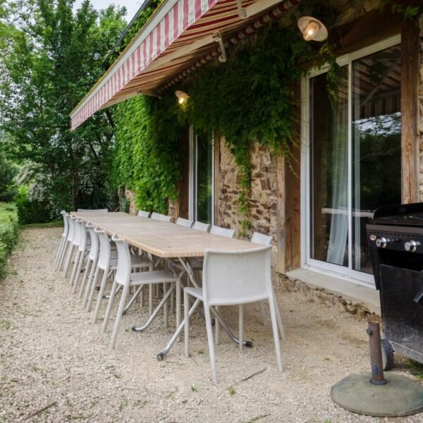 La table à l'extérieur du Gîte de groupe Moulin de la Jarousse à Jarousse en Dordogne en Nouvelle-Aquitaine