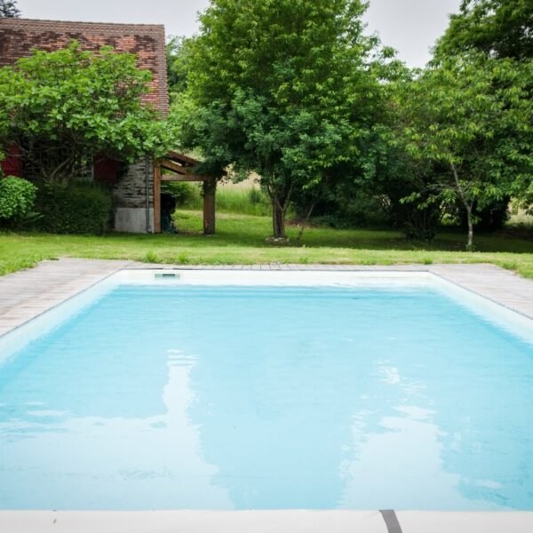 La piscine du Gîte de groupe Moulin de la Jarousse à Jarousse en Dordogne en Nouvelle-Aquitaine