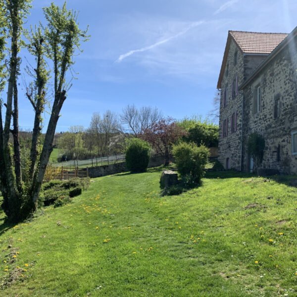 Grand jardin clos du Gite les Meuhs dans le Puy de Dome en Auvergne Rhone Alpes proche de Clermont Ferrand