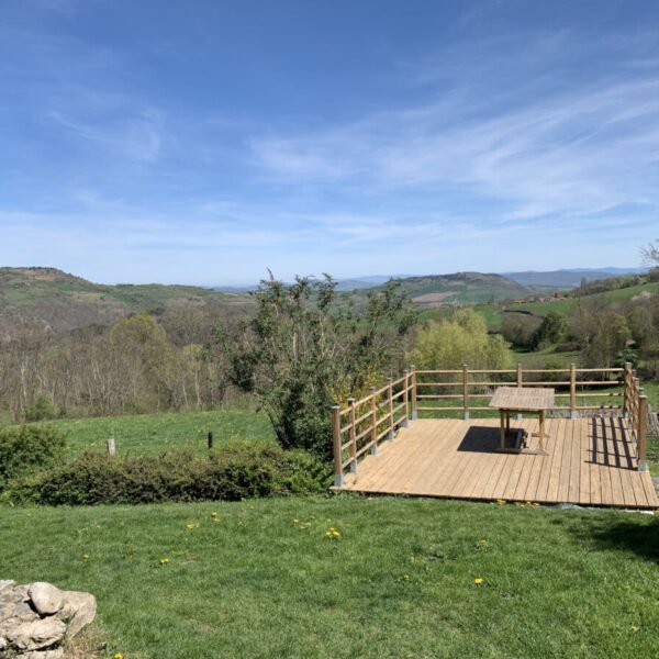 Terrasse avec vue du Gite les Meuhs dans le Puy de Dome en Auvergne Rhone Alpes proche de Clermont Ferrand