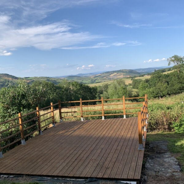 Terrasse avec vue du Gite les Meuhs dans le Puy de Dome en Auvergne Rhone Alpes proche de Clermont Ferrand