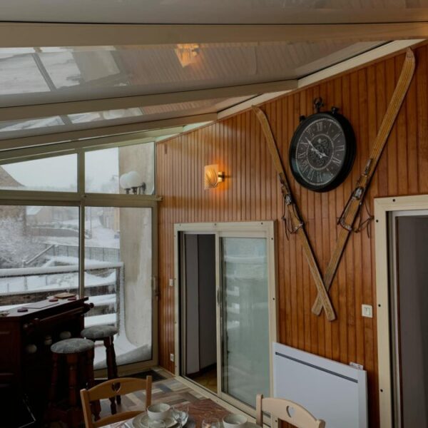 Salle à manger dans la véranda du Gite La Verrière du Sancy dans le Puy de Dôme en Auvergne dans le Massif du Sancy