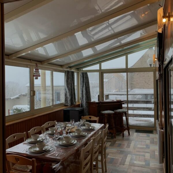 Salle à manger dans la véranda du Gite La Verrière du Sancy dans le Puy de Dôme en Auvergne dans le Massif du Sancy