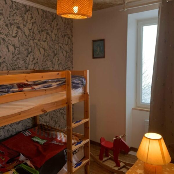 Chambre avec lits superposés du Gite La Verrière du Sancy dans le Puy de Dôme en Auvergne dans le Massif du Sancy