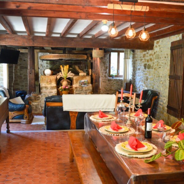 Salle à manger du Gîte Le Moulin de Lavaugarde en Creuse proche du Plateau des mille vaches