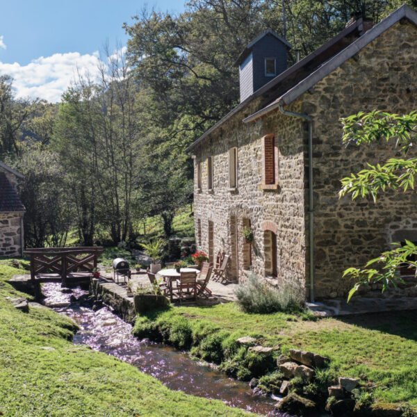 Jardin traversé par une rivière du Gîte Le Moulin de Lavaugarde en Creuse proche du Plateau des mille vaches