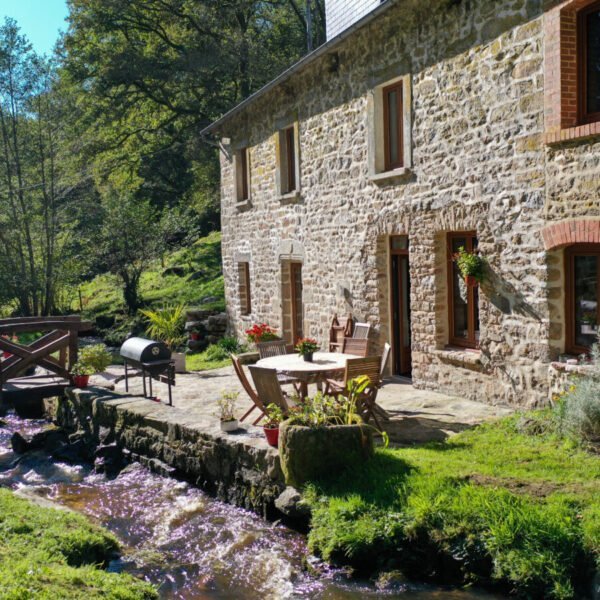 Jardin traversé par une rivière du Gîte Le Moulin de Lavaugarde en Creuse proche du Plateau des mille vaches