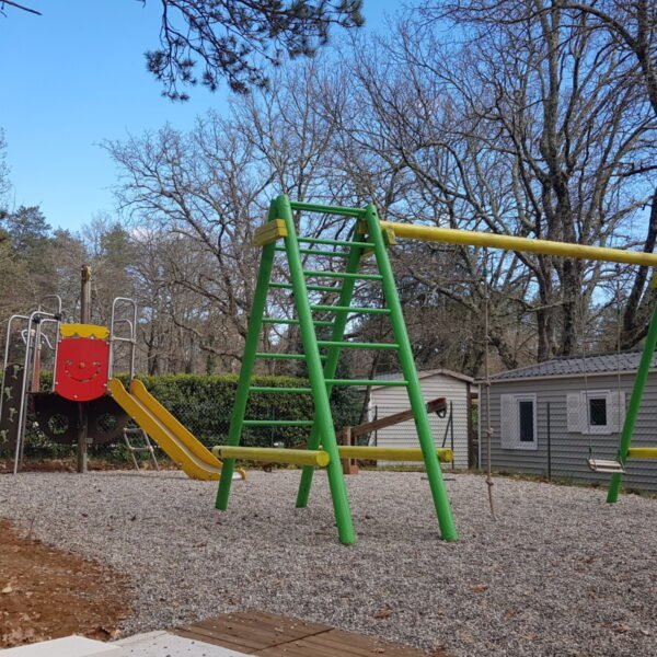 L'aire de jeuxdu Camping St Sauvayre à Vagnas en Ardèche en Auvergne-Rhône-Alpes