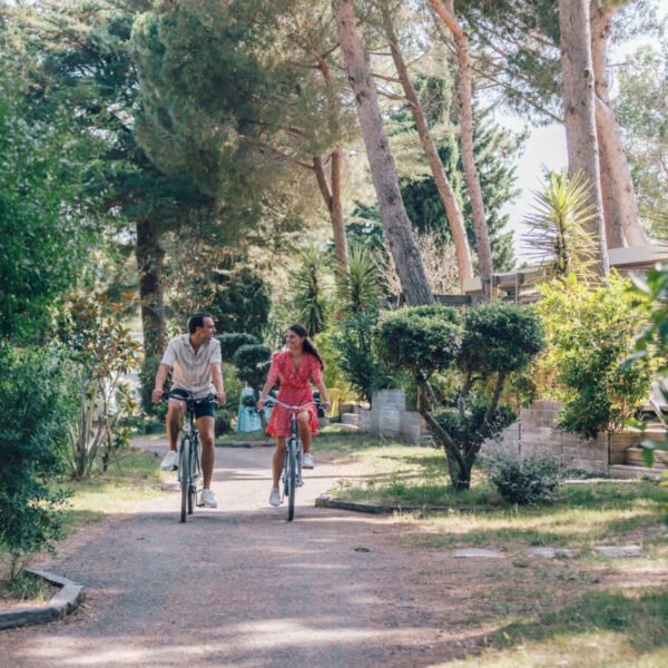 Balade à vélo dans la pinède proche du Camping Ma Prairie à Canet en Roussillon dans les Pyrénées Orientale en Pays Catalan