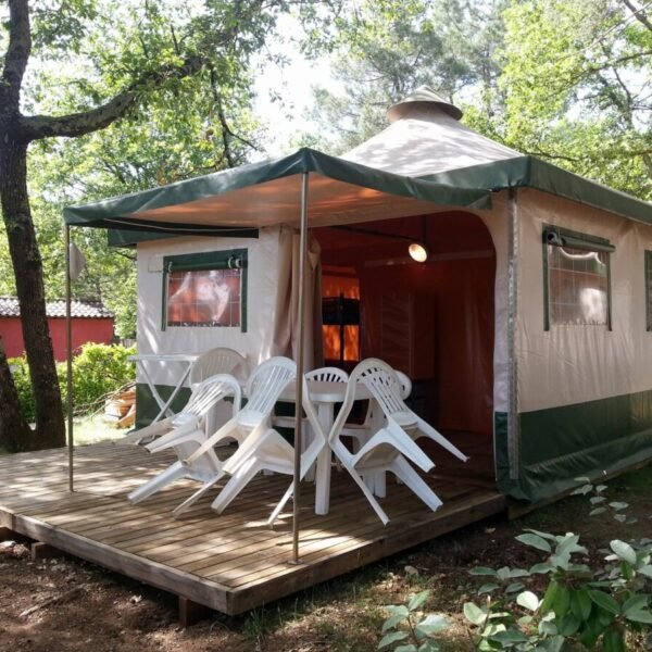 Un bungalow en toile du Camping St Sauvayre à Vagnas en Ardèche en Auvergne-Rhône-Alpes