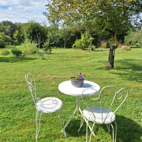 Jardin des Gîtes Estuvi à Chemenot dans le Jura en Bourgogne-Franche-Comté