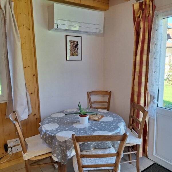 Salle à manger des Gîtes Estuvi à Chemenot dans le Jura en Bourgogne-Franche-Comté