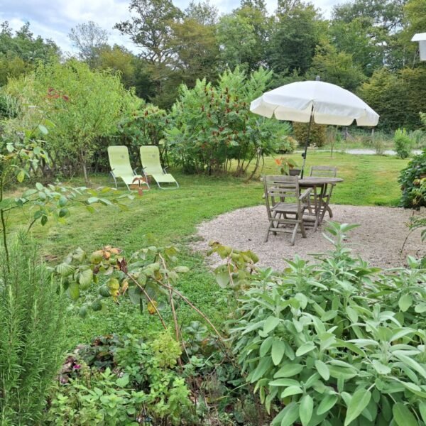 Jardin des Gîtes Estuvi à Chemenot dans le Jura en Bourgogne-Franche-Comté