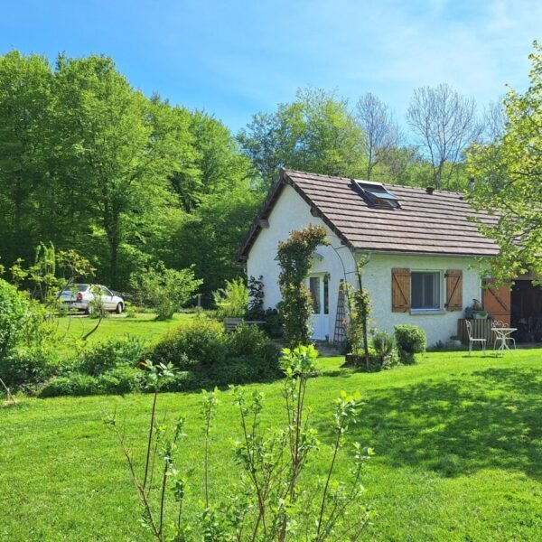 Façade des Gîtes Estuvi à Chemenot dans le Jura en Bourgogne-Franche-Comté