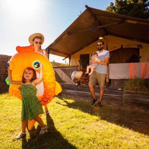 Famille devant un mobil home du Camping Ma Prairie à Canet en Roussillon dans les Pyrénées Orientale en Pays Catalan