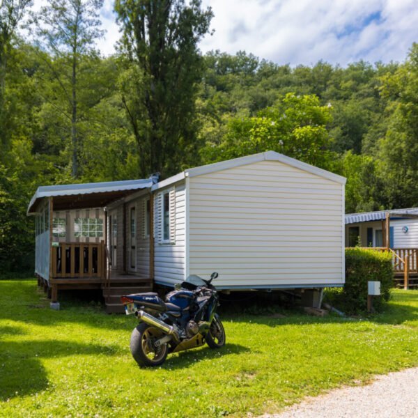 Un mobil-home du Camping d'Auberoche à Bassilac et Auberoche en Dordogne en Nouvelle-Aquitaine