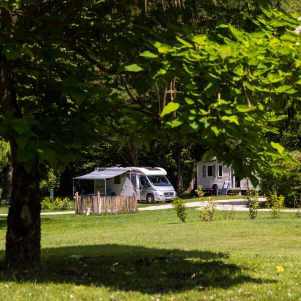 Un emplacement de camping-car du Camping d'Auberoche à Bassilac et Auberoche en Dordogne en Nouvelle-Aquitaine