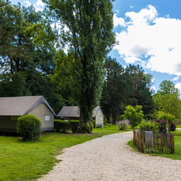 Une allée de mobil-homes du Camping d'Auberoche à Bassilac et Auberoche en Dordogne en Nouvelle-Aquitaine