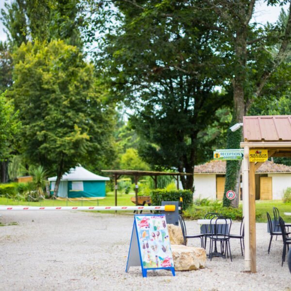 L'entrée du Camping d'Auberoche à Bassilac et Auberoche en Dordogne en Nouvelle-Aquitaine