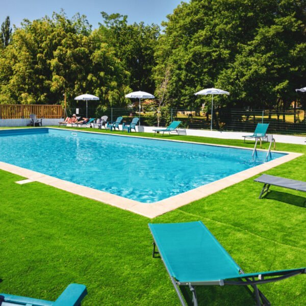 La piscine du Camping d'Auberoche à Bassilac et Auberoche en Dordogne en Nouvelle-Aquitaine