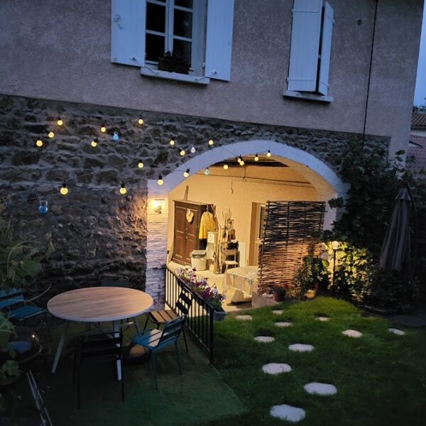 Jardin et entrée à la tombée de la nuit du Gite de L'Oreyi dans le Rhône entre Lyon et St Etienne dans les Monts du Lyonnais