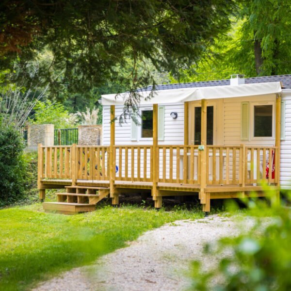 Un mobil-home du camping d'Auberoche à Bassilac et Auberoche en Dordogne en Nouvelle-Aquitaine