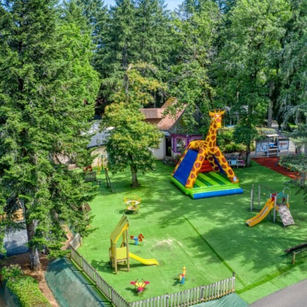 L'aire de jeux du Camping Sunelia le Sequoia à Payrac dans le Lot en Occitanie