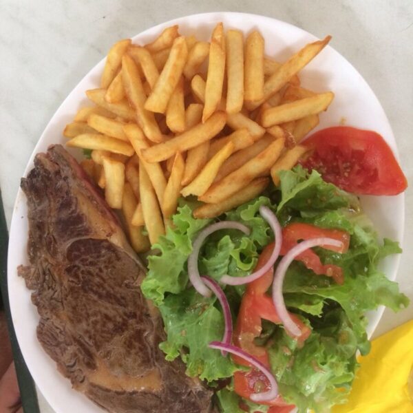 Un plat du restaurant du Camping St Sauvayre à Vagnas en Ardèche en Auvergne-Rhône-Alpes