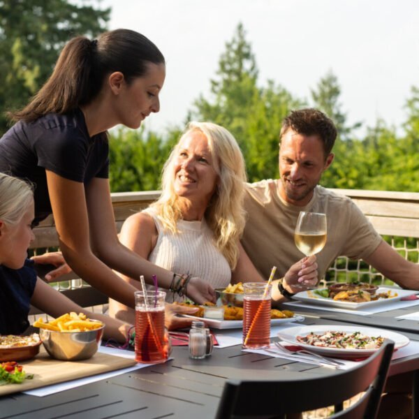 Un diner en terrasse au Camping Sunelia le Sequoia à Payrac dans le Lot en Occitanie