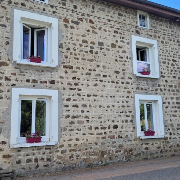 Façade en pierre du Gite de L'Oreyi dans le Rhône entre Lyon et St Etienne dans les Monts du Lyonnais