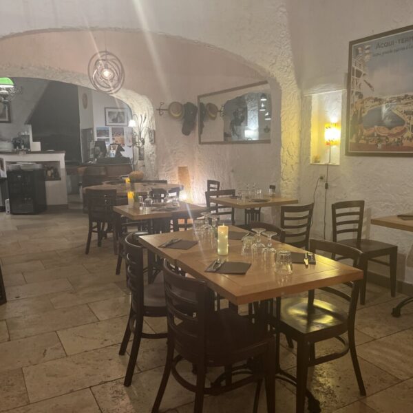 La salle du Restaurant Pizzeria La Mamma à Arles dans les Bouches-du-Rhône en Provence-Alpes-Côte d'Azur