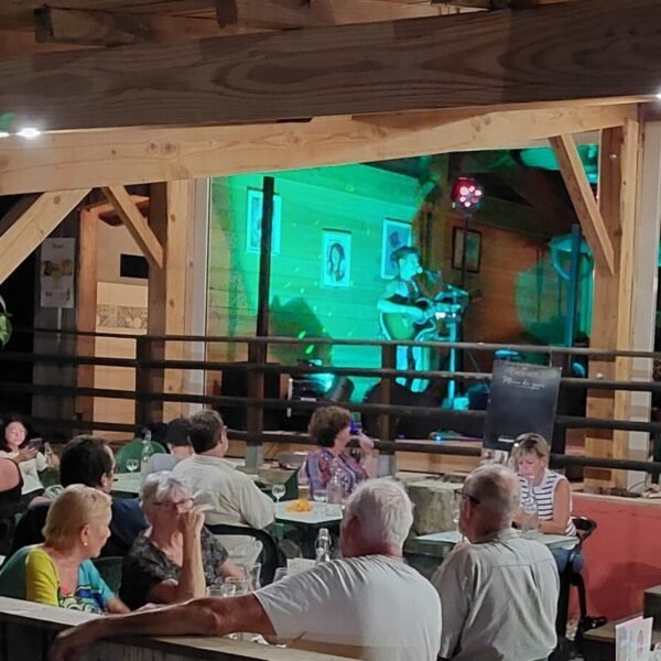 La terrasse du restaurant du Camping St Sauvayre à Vagnas en Ardèche en Auvergne-Rhône-Alpes