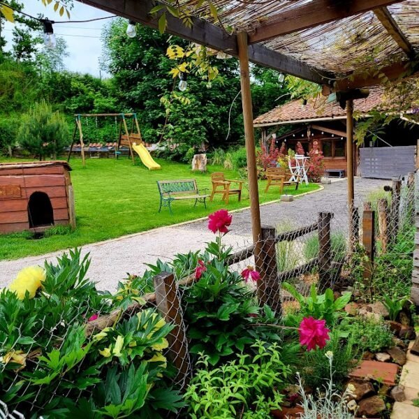 Jardin fleuri avec jeux pour les enfants du Gite de L'Oreyi dans le Rhône entre Lyon et St Etienne dans les Monts du Lyonnais