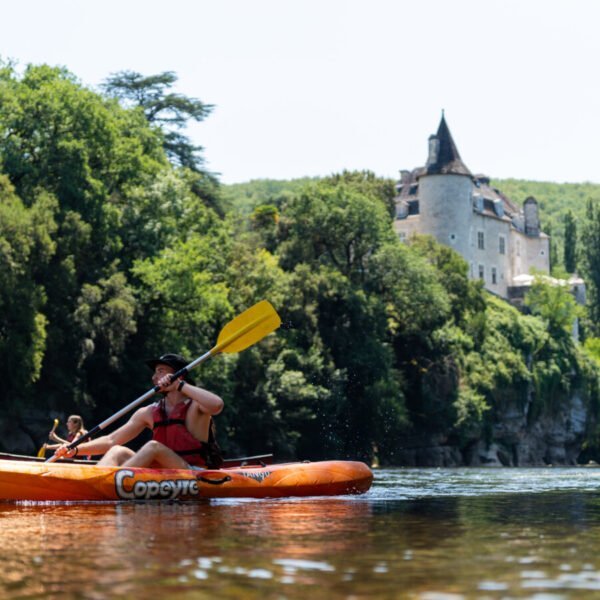 Kayak dans la Dordogne à proximité du Camping Sunelia le Sequoia à Payrac dans le Lot en Occitanie