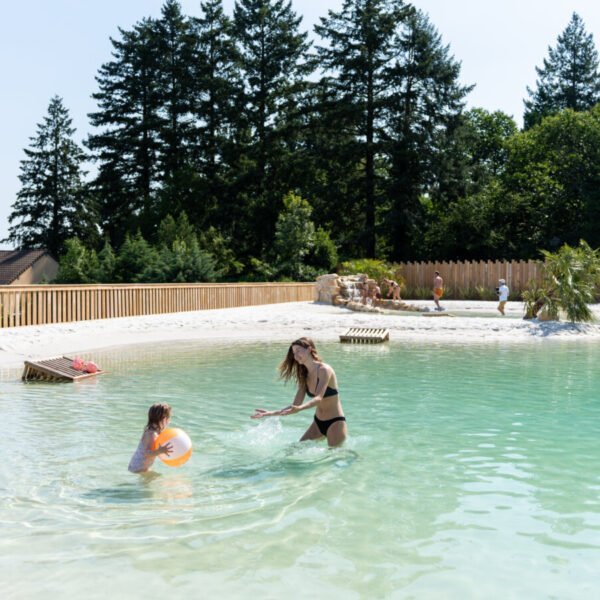 La piscine du Camping Sunelia le Sequoia à Payrac dans le Lot en Occitanie