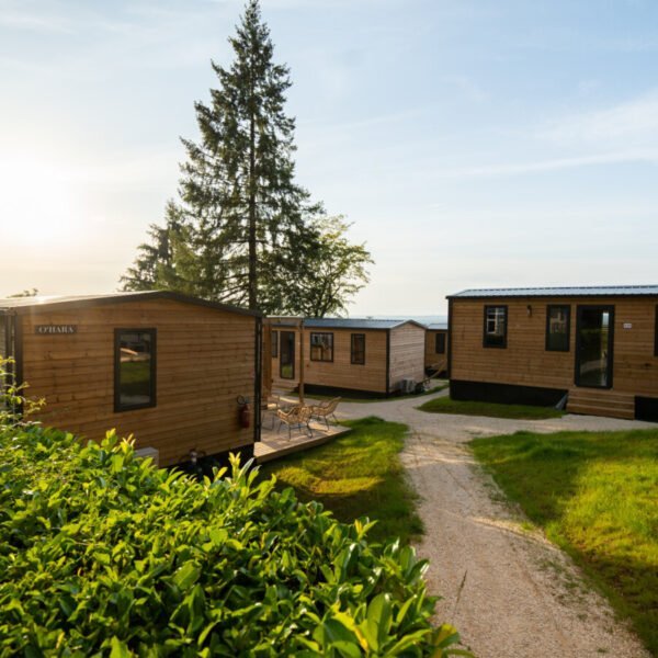 Le village de mobil-home du Camping Sunelia le Sequoia à Payrac dans le Lot en Occitanie