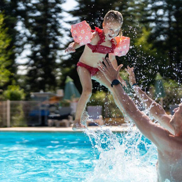 La piscine du Camping Sunelia le Sequoia à Payrac dans le Lot en Occitanie