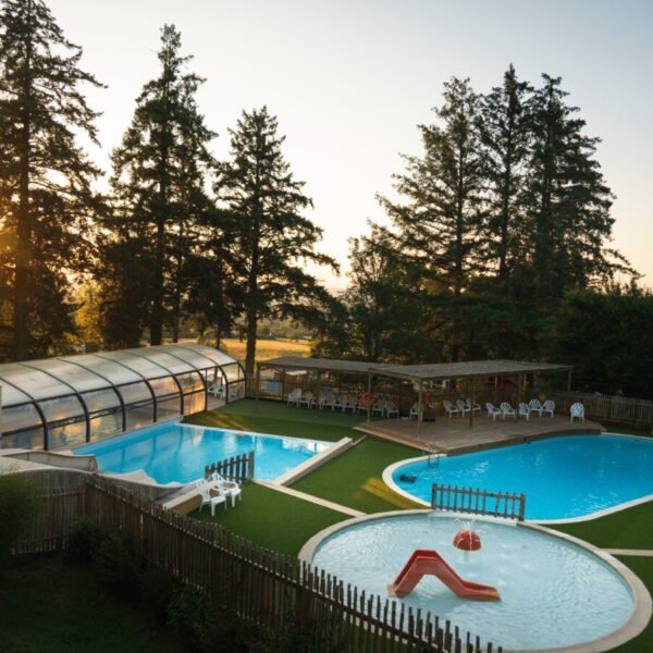La piscine du Camping Sunelia le Sequoia à Payrac dans le Lot en Occitanie